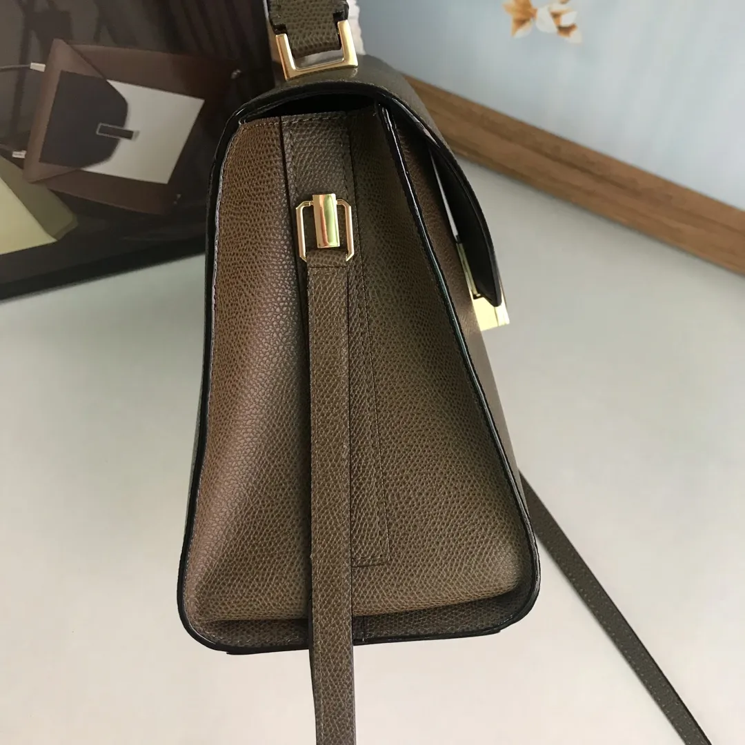 In stock👉Original medium size elephant gray👉Valextra Valextra Iside, known as Italian Hermès, is one of the most representative designs of Valextra. There is no obvious logo, but the simple collective line design is very recognizable, full of architectural art, and shows a capable and intellectual style. It is made of imported palm-print lining cowhide, with up to five stitches of handwork, and the shiny oil edges test the skill of the craftsman. Medium size: 26cm【6627#】